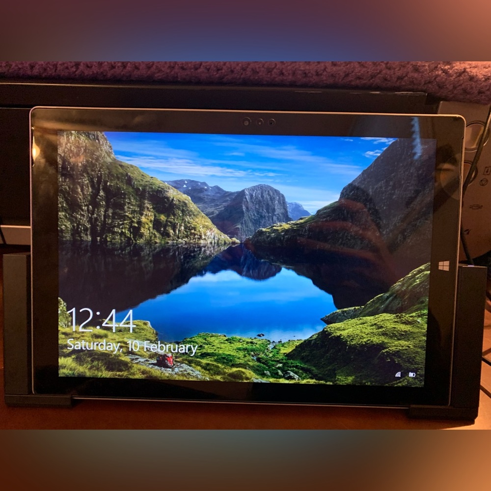 Microsoft Surface Pro - Picture 1 of 5